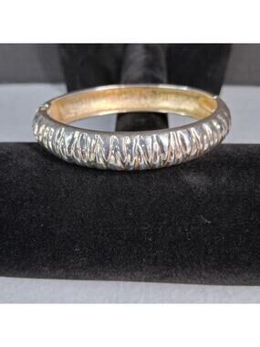 Vintage 80's-90's Silver Tone Textured Hinged Bangle Bracelet Statement